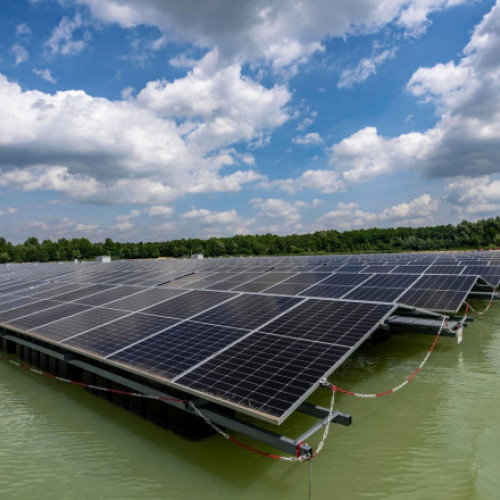 Centrala solară plutitoare inaugurată de Turcia va alimenta irigarea a sapte sate.

"Prima centrală solară plutitoare din Turcia oferă energie pentru irigația a șapte sate