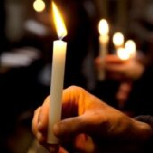 Paște în română și în maghiară, împărtășit de către credincioși din cultele catolic și protestant