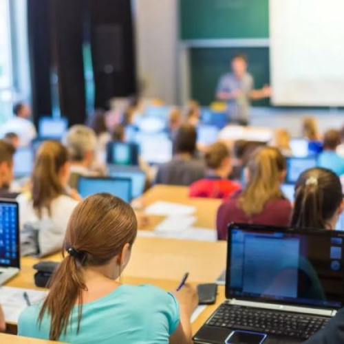 Elevii și studenții vor primi ajutor financiar pentru achiziționarea de calculatoare