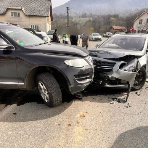 Persoană rănită în urma unui accident în Maieru. Cinci persoane implicare în coliziunea a două mașini.