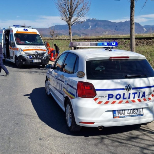 Motociclist lovit de mașină, traficul dirijat pe DN 73A în Zărnești, Brașov".