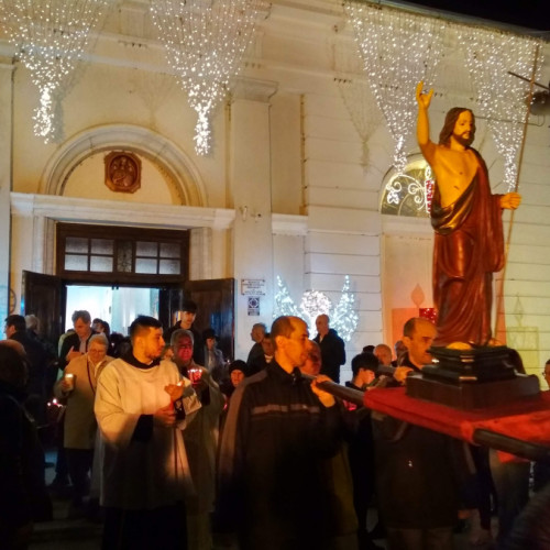 Sărbătorirea Paștelui catolic în orașul Galați - Biserica "Nașterea Sfântului Ioan Botezătorul" plină de credincioși la Vigilia Pascală