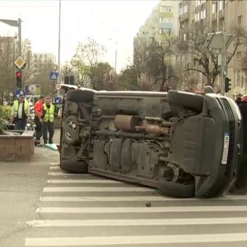 Accident grav cu ambulanță în București: Ambulanță răsturnată în urma impactului cu mașină
