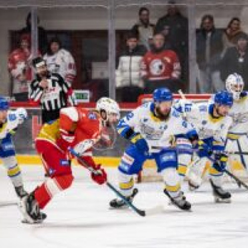 Corona Brașov s-a calificat în semifinalele Erste Liga la hochei, învingând echipa maghiară DVTK Jegesmedvek cu scorul de 2-1. Următorul meci va fi cu ACSH Gheorgheni, deținătoarea titlului. În altă semifinală, Sport Club Miercurea Ciuc a învins Budapest Jegkorong cu scorul de 3-2 după prelungiri. FTC-Telekom, finalistul de anul trecut, va juca în semifinalele Erste Liga cu SC Miercurea Ciuc sau BJA HC. Foto: Facebook / Corona Brașov. AGERPRES te așteaptă pe pagina de Facebook cu mai multe informații!