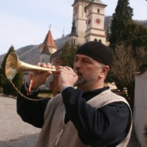 Junii Braşovului anunță sosirea primăverii cu surla pe Coasta Prundului în ziua de Buna Vestire