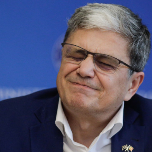 Ministrul Finanțelor îngrijorat de creșterea facturilor la curent. Se plânge că recent a plătit 199 lei, o sumă mai mare decât de obicei, deși nu consumă multă energie. Lucrătorilor le-a declarat că va investiga mai departe pentru a înțelege acest fenomen neașteptat.