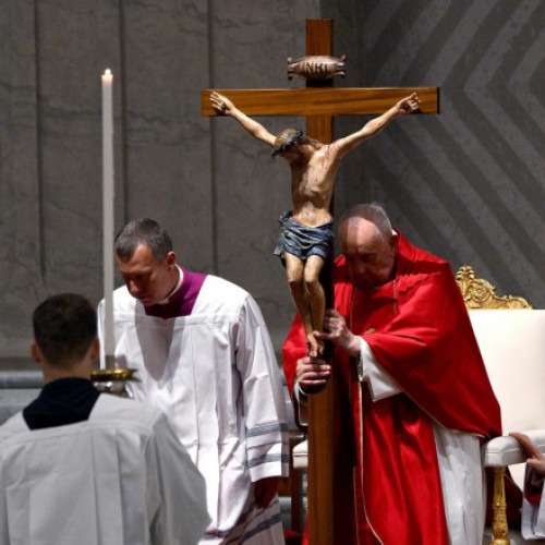 Papa Francisc și-a anulat participarea la procesiunea Via Crucis, după ce a prezidat slujba din Vinerea Mare la basilica Sfântul Petru