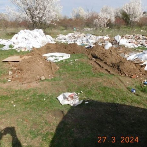 Autoutilitară Confiscată în Sectorul 1 pentru Aruncarea Ilegală de Deșeuri pe Spațiul Verde la Piscul Pietrei