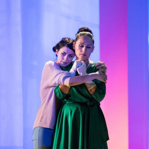 Trei surori se reîntâlnesc la înmormântarea mamei lor, înmormântare la Teatrul de Stat Constanța pe 31 martie.