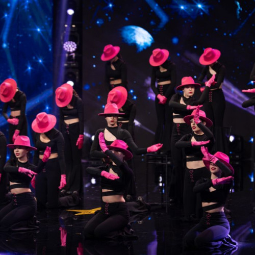 EStrada Studio din Galați a impresionat în emisiunea "Românii au talent" printr-un spectacol de dans senzational, aducând bucurie și speranță prin mișcările lor gratioase. Grupul format în 2009, o adevărată familie pentru dansatoarele sale, speră să cucerească publicul și să câștige ediția cu numărul 14 a competiției. Momentul lor artistic a fost o fuziune de stiluri de dans, apreciat de juriu. Conduși de artistă Andreea Ignat, fetele de la EStrada Studio sunt hotărâte să-și îndeplinească visul și știu că dansul este apreciat de publicul telespectator. Cu un mesaj puternic