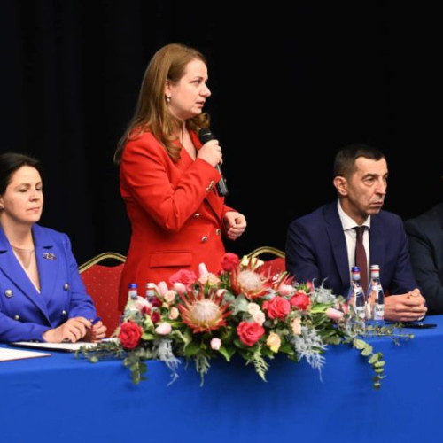 Educatorii din Mureș, îngrijorați de educația elevilor cu cerințe speciale: Provocările întâmpinate în școli. La discuțiile cu Ministrul Educației, Ligia Deca, directorii mureșeni au ridicat problema integrării copiilor cu CES, lipsa personalului și a pregătirii adecvate.