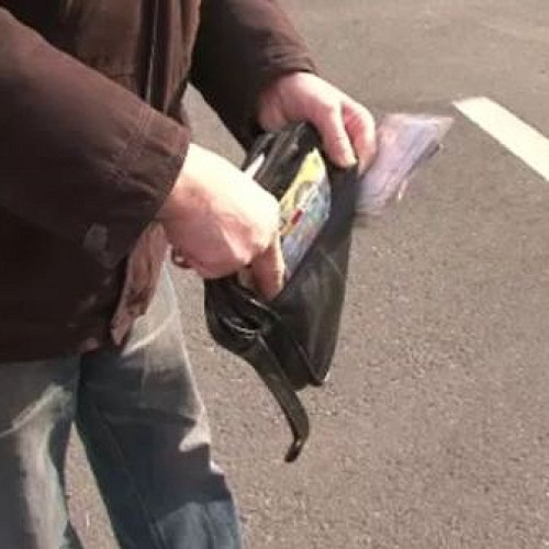 Bărbatul care a furat bani dintr-o bancă a fost identificat de poliție - prejudiciu de 2.500 de lei