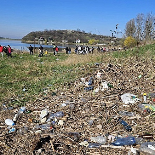 Localnicii din Călinești-Oaș s-au implicat în curățarea malurilor lacului de acumulare de Ziua Mondială a Apei
