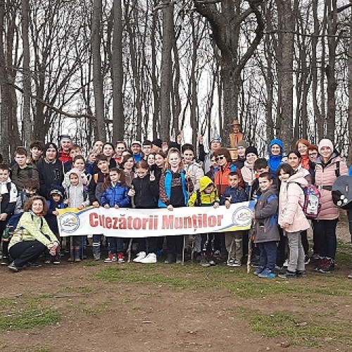 Cutezătorii Munților au organizat drumeția anuală la Poiana Ghioceilor din Codru pentru sute de sătmăreni de toate vârstele