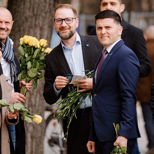 Liberalii din Satu Mare au dat flori pentru femei!