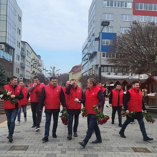 Social-democrații sătmăreni oferă flori de 8 Martie