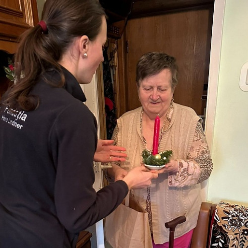 Voluntarii Fundației Hans Lindner oferă bucurie pentru bătrânii singuri în această sărbătoare