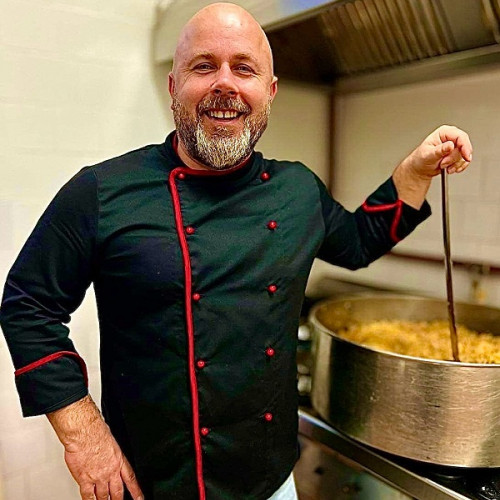 Jandarmii sătmăreni pregătesc masa caldă de sărbători pentru nevoiașii din Adăpostul de Noapte