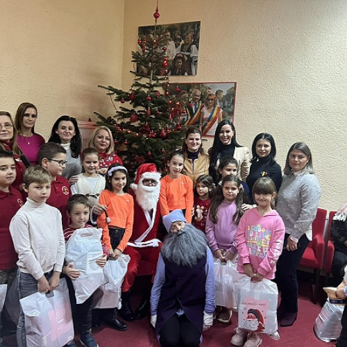 Moș Nicolae a venit cu daruri pentru 30 de copii, la o întâlnire a femeilor din Satu Mare
