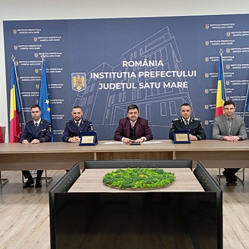 Polițiștii sătmăreni felicitați pentru performanțele din boxul thailandez de către prefectul Radu Roca