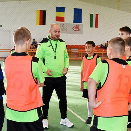 A avut loc a doua ediție a campionatului interșcolar de fotbal la Turulung: 14 goluri, două echipe câștigătoare și un director prezent