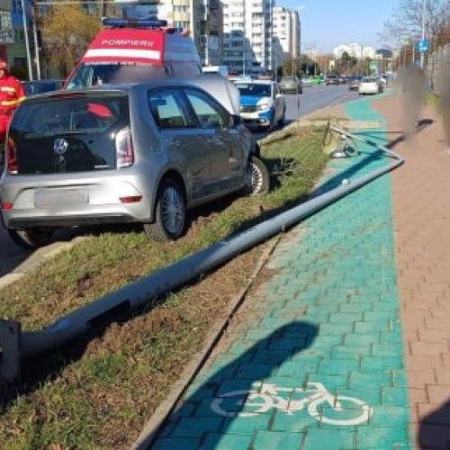 Accident cu două mașini în zona Metro din Suceava! Pompieri și SMURD intervin pentru o persoană rănită.