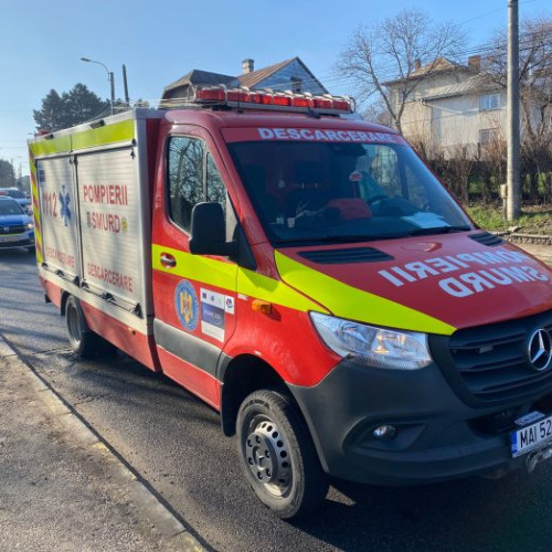 Autoritățile au descoperit un bărbat decedat și ars în propria curte, fără unul din brațe. Vecina șocată a anunțat incidentul la 112.