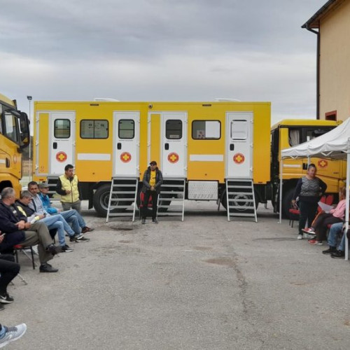 Sute de mureșeni beneficiază de servicii medicale gratuite în Caravana Medicală AUR