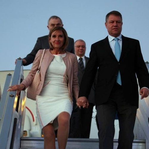 Președintele Klaus Iohannis în centrul unei noi controverse - acuzat că prioritizesște interesele sale personale în loc să lupte pentru România