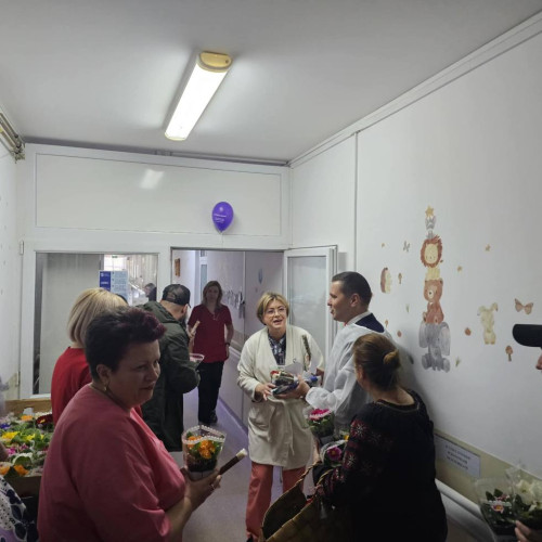 Surprize primite de angajatele Spitalului Județean din Târgoviște: Flori și mărțișoare de la echipa PSD Dâmbovița