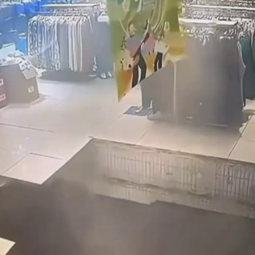 Video: Femeie căzută într-o groapă la cumpărături din China. Rafturile au dispărut cu ea.