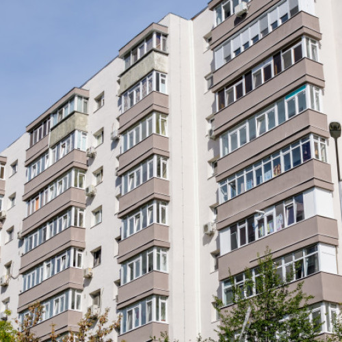 Programul guvernamental Noua Casă, mai puțin atractiv pentru români. Doar 1% din bugetul total accesat, într-o lună. Numărul de cereri se apropie de 100 în toată țara. Dobânzile și pragurile au scăzut, cumpărăturile la nivel național au rămas în urmă.