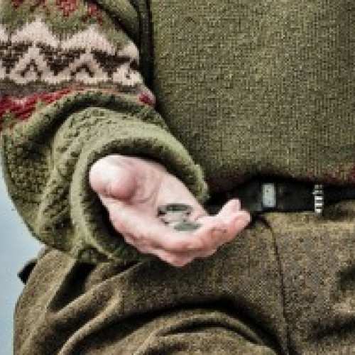 Poliţia din Bologna reţine doi români pentru trafic de persoane şi sclavie, după plângerea unor românce exploatate pentru cerşetorie pe străzi