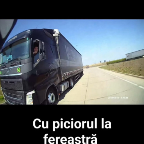 Un șofer de TIR oprit de poliție pentru circulația periculoasă pe Autostrada A1 cu piciorul pe geam