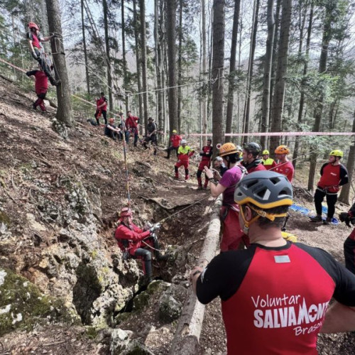 Exerciţiul regional pentru salvarea victimelor în peşteră, organizat în Avenul Groapa de Aur din Masivul Postăvaru, a fost un succes