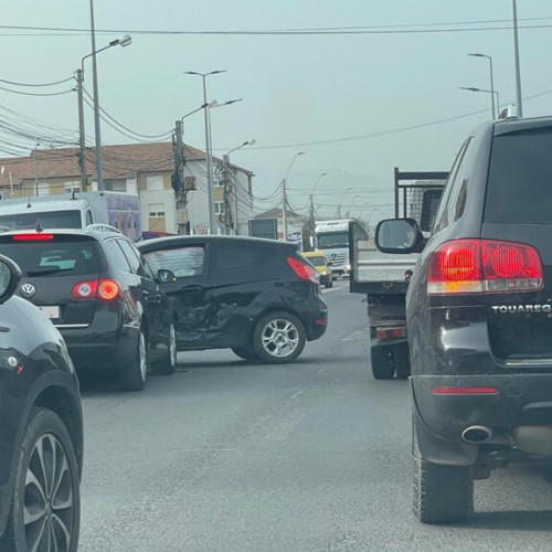 Accident rutier pe Calea Moților în Alba Iulia, în zona Lidl-Kaufland. Două mașini implicate.