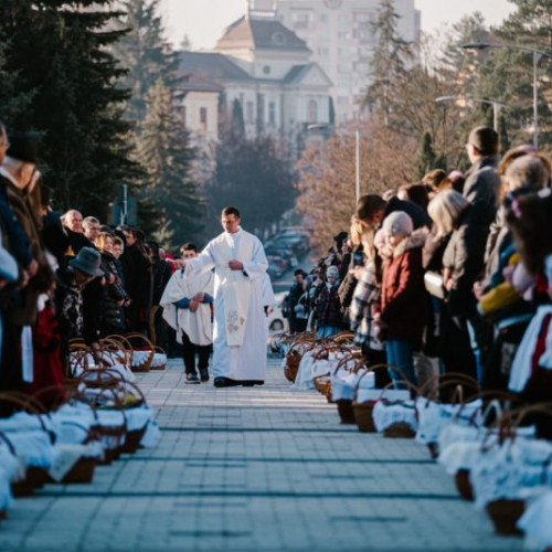 Mii de persoane la ceremonia de sfințire a bucatelor de Paștele Catolic de la Miercurea-Ciuc