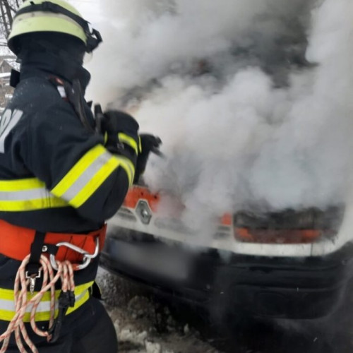 Autoutilitara cuprinsă de flăcări în Vicovu de Sus, în curtea unui localnic. Pompierii au intervenit rapid pentru a stinge incendiul.