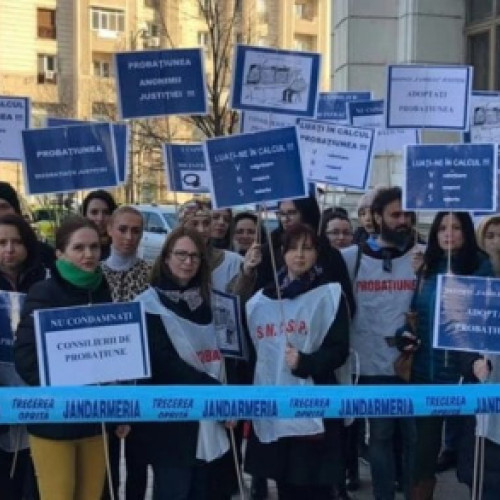 Sindicaliștii din domeniul probațiunilor din România protestează în Piața Victoriei pentru plata completă a salariilor