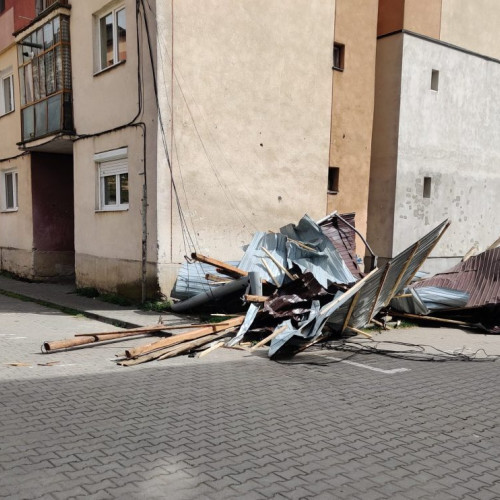 Acoperișul unui bloc din Alba Iulia a fost luat de vânt și a căzut peste o mașină - COD PORTOCALIU de vânt puternic în județul Alba