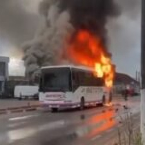 Un autocar cu 30 de elevi, cuprins de flăcări pe DN 57 în Moldova Nouă: Momentul a fost surprins de martori într-un video șocant