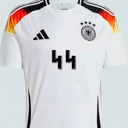 Scandal în jurul tricourilor naționalei germane de fotbal din cauza cifrei 4