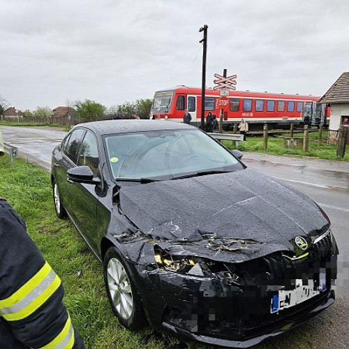 Accident între tren și mașină în Botiz. Intervenție pompieri după coliziune în zona de centură.