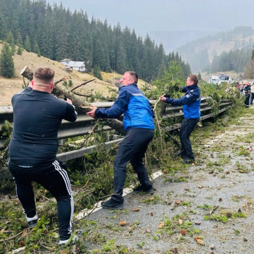 Vant puternic a provocat devieri pe Drumul DN 17 in Pasul Mestecanis. Jandarmii Vatra Dornei intervin pentru deblocarea traficului