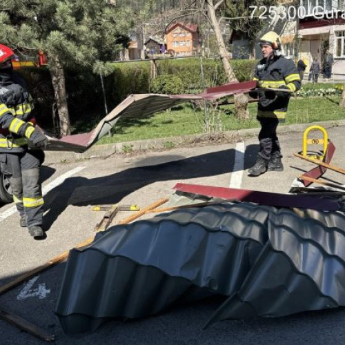 Acoperișurile smulse de vânt puternic la Gura Humorului și în Suceava, pompierii intervin pentru siguranța locuitorilor