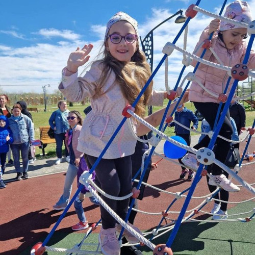 Petrecere pentru copiii cu autism și familiile lor la Complexul Turistic de Natație Târgoviște: Ziua Conştientizării Autismului, sărbătorită într-un mod special