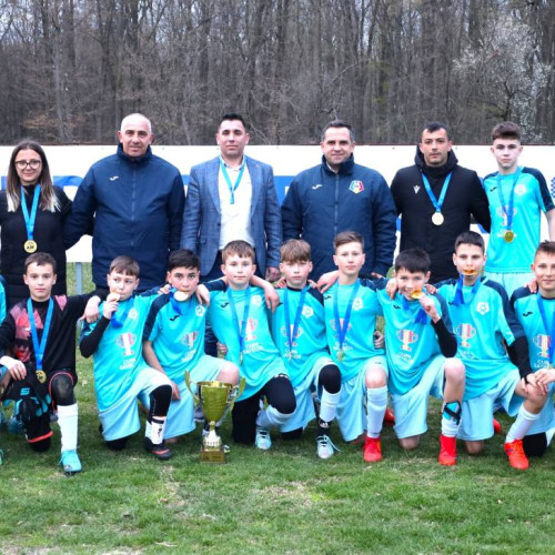 Echipa comunei Bucșani a câștigat pentru a patra oară Cupa Satelor la nivel județean. Antrenată de Marius Zidăroiu și Denisa Predică, Bucșani a învins în finala echipa Iedera cu un impresionant scor de 5-0. Totodată, a zdrobit Tărtășești în semifinale, cu 7-0. Record după record doborât de campioana județului la Cupa Satelor. Trofeul rămâne la comuna Bucșani, unde a fost apărat cu stil și victorii fără gol primit. Podiumul ediției din acest sezon: Bucșani, Iedera și Tărtășești. Stadionul din Nucet