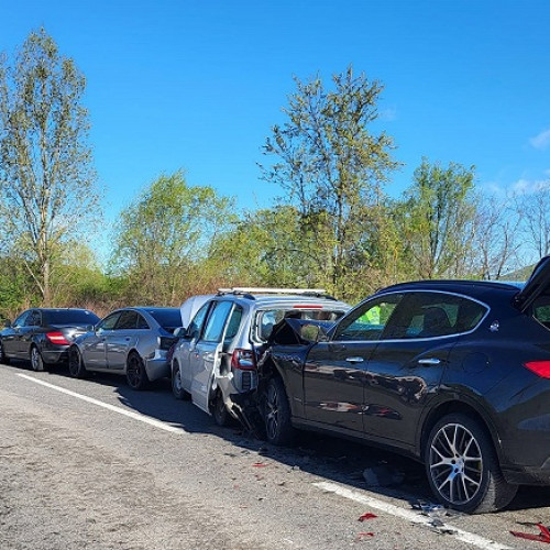 Patru mașini implicate în accidentul din Orașu Nou; mai multe persoane rănite