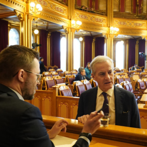 Parlamentul Norvegiei, evacuat în urma amenințării cu bombă. Politicienii și angajații au fost avertizați prin SMS să părăsească clădirea cât mai repede. Zona a fost blocată, iar transportul public a fost oprit. Fostul premier raportează că este prima dată când se înregistrează o astfel de amenințare în Parlament. Lucrările miniștrilor suspendate.