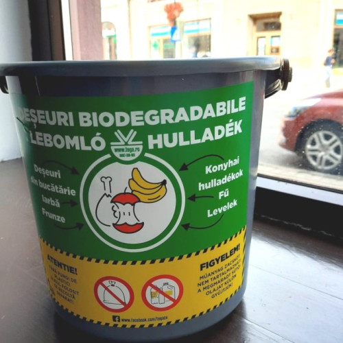 Fonduri europene pentru fabricile de reciclare în cadrul PNRR, apelul de finanţare se deschide în următoarele săptămâni. Buget de 220 milioane de euro, proiecte de până la 8 milioane de euro vor putea beneficia de finanţare. Ministrul mediului declară că jumătate din cantitatea totală de deşeuri produse în România sunt biodegradabile. Fabricile de reciclare vor utiliza deşeurile colectate selectiv pentru a le transforma şi revaloriza. Directiva europeană 904/2019 impune reducerea ambalajelor de plastic de unică folosinţă cu 10% din acest an, cu 15% în 2025 şi 20% în 2026. Distribu